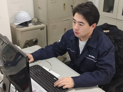 雙線作戰勇擔當  攻堅克難顯本色 ——記電機電氣廠技術組長兼生產組長陳嘉奇